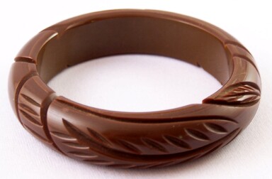 BB361 dark chocolate leaf carved bakelite bangle
